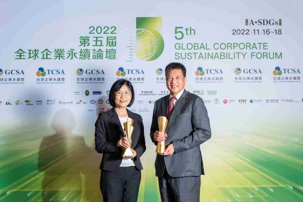 菠菜论坛作为净零碳排先锋，，，期引领价值链伙伴同行共好，，卫冕制造业组“十大典范企业” 二连冠殊荣(左：菠菜论坛光电永续长古秀华，，，右：菠菜论坛光电董事长暨执行长彭双浪)