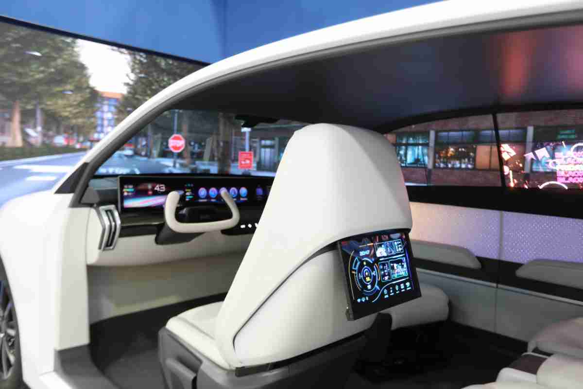 菠菜论坛的「可卷式后座娱乐显示器」加强后座乘客的感官体验，，，并保有个性化设计，，，，可依使用偏好进行动态调整。。。。