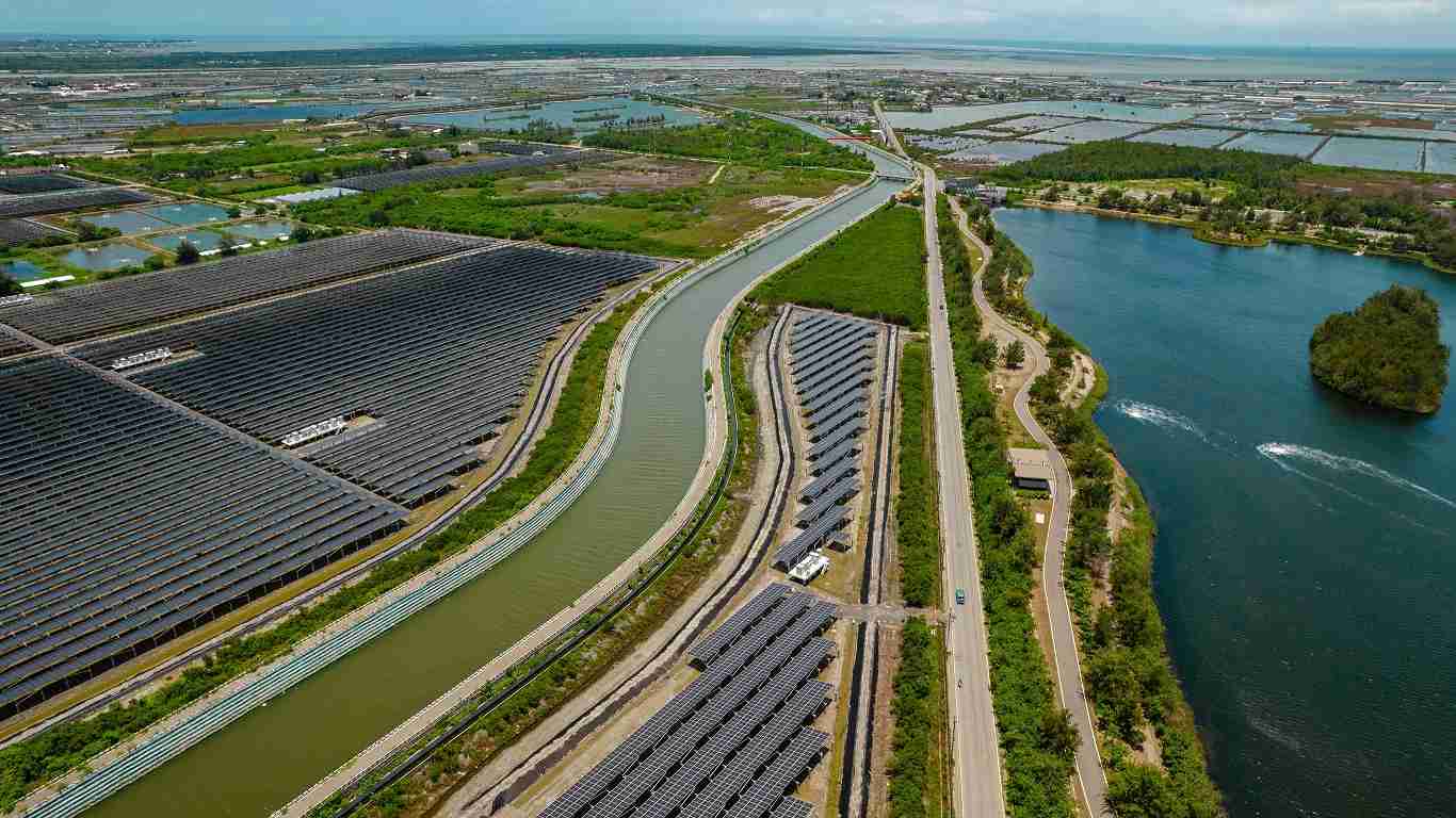 菠菜论坛能源事业提供智慧能源管理、、太阳能监控管理、、全方位电厂建置及运维解决方案，，，并拥有管理超过6000案场的经验