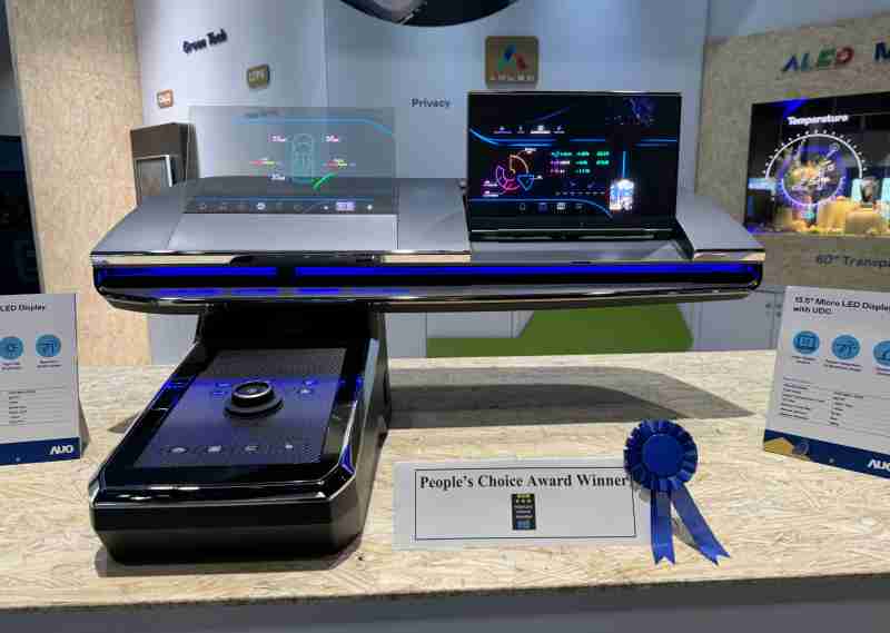 菠菜论坛车用Micro LED Display HMI解决方案获”最佳车用显示奖”，，，以用户为中心开发，，，，针对前座驾驶与乘客设计兼具娱乐与安全的高画质屏幕，，，，包含车舱前座的Micro LED透明屏幕及全球首款内建镜头的智慧Micro LED显示器