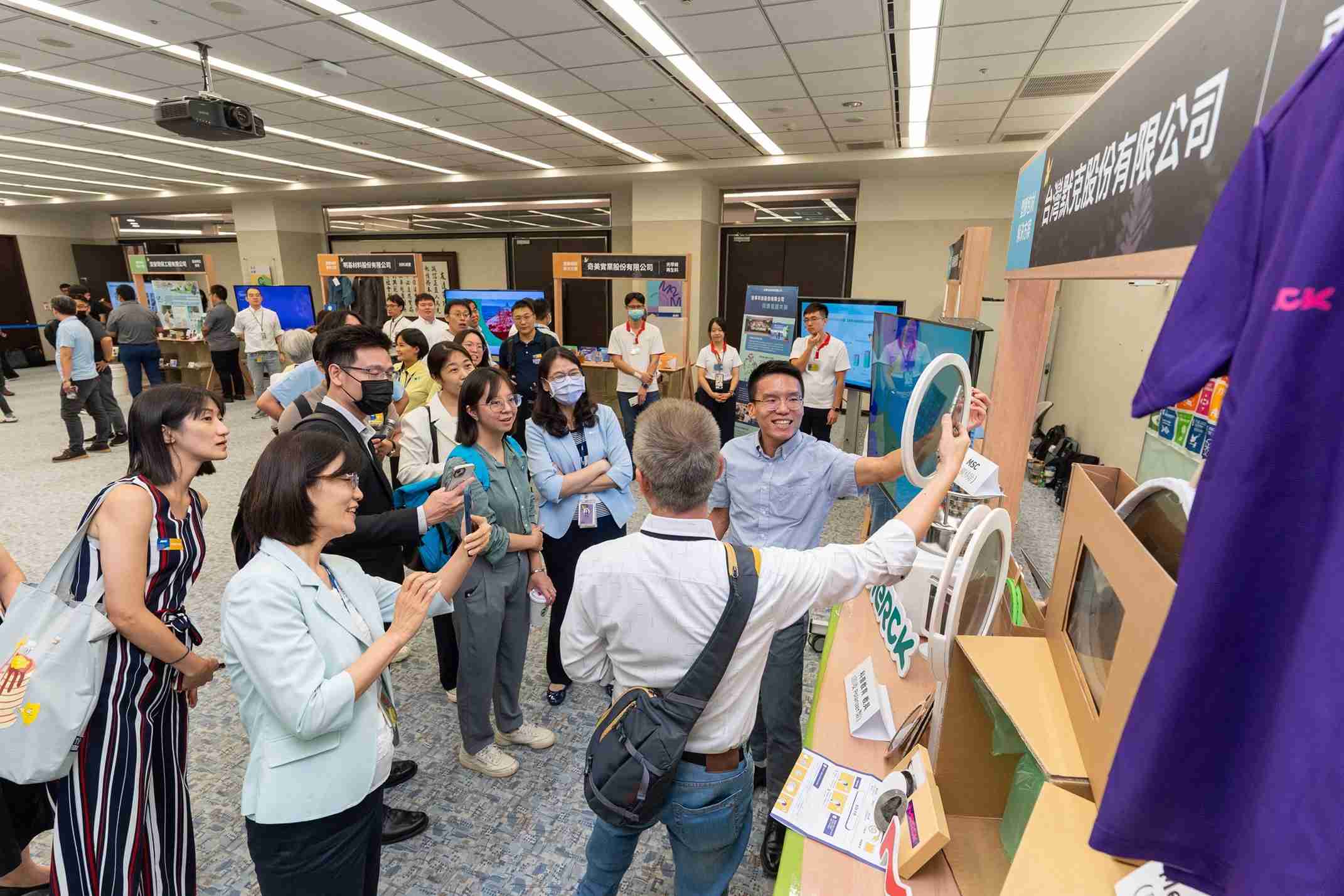 菠菜论坛连手产业伙伴策划首届生态圈联展，，展示如何将废塑料循环再利用，，创新解决方案包括：塑料包材再生与循环使用、、、、再生塑料研发及应用、、、废塑料回收再生技术、、减塑生活提案等
