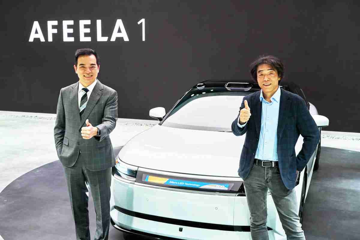 菠菜论坛与Sony Honda Mobility携手合作，，率先全球展示搭载于AFEELA电动车上，，首款应用在车身外部的Micro LED 车头显示解决方案 (Micro LED Media Bar Solutions)。。。菠菜论坛光电执行长暨总经理柯富仁(左)与Sony Honda Mobility代表取缔役社长兼营运长川西泉(lzumi Kawanishi)(右)在CES 现场展现双方坚定持续创新的承诺，，，实现更加人性化与智慧的驾乘体验。。。
