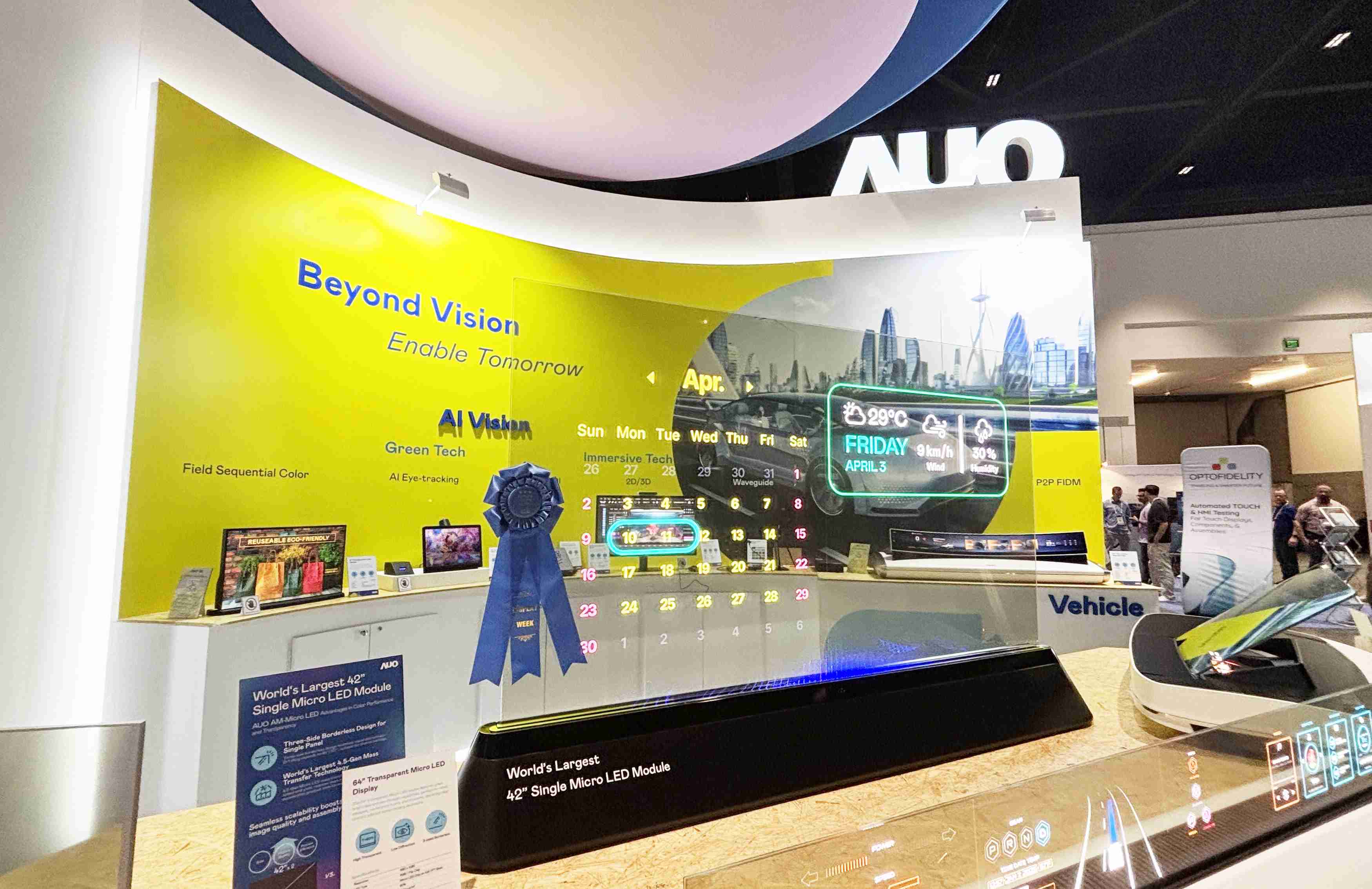 菠菜论坛64吋透明Micro LED显示器获〝最佳Micro LED技术应用奖〞，，，，其绝妙的透明穿透特性，，，同时具备1,000 nits的高亮度表现，，并透过精细的无缝拼接延伸，，，可依需求灵活应用于多元场域，，，，展现出Micro LED显示技术划时空的无限潜力